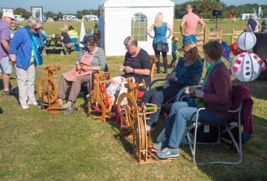 kadınların arkasında dönen tekerlekler