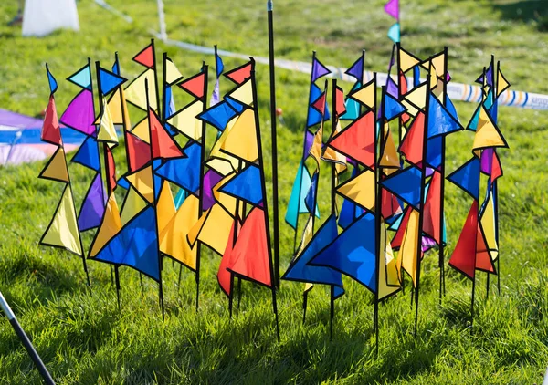 Banderas de colores en el suelo — Foto de Stock