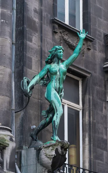 Estatua de mujer de bronce —  Fotos de Stock