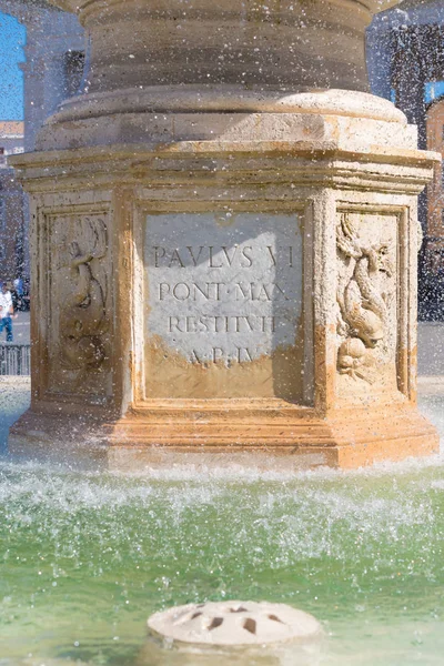 Fountain at st peter's square — Stock Photo, Image