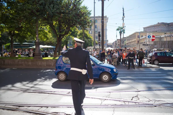 Police officer controlling traffic — Stock Photo, Image