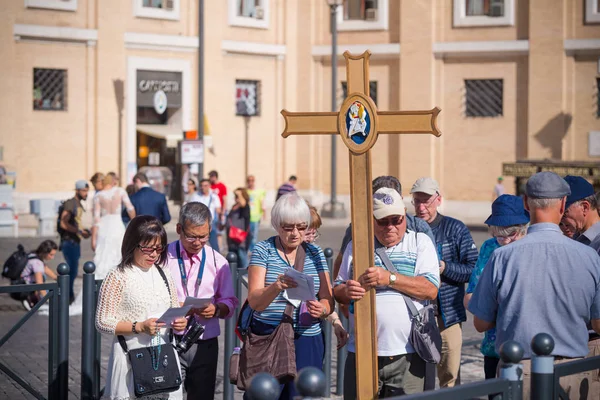 Pilger auf dem Weg in die Vatikanstadt — Stockfoto