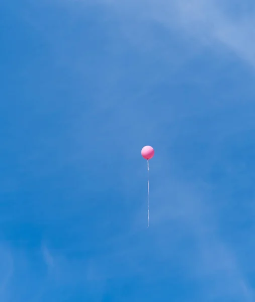 Balão rosa único — Fotografia de Stock