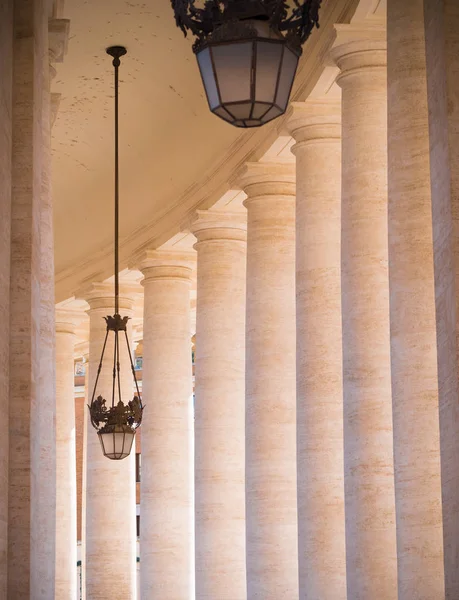 Alte Säulen in der vatikanischen Stadt — Stockfoto