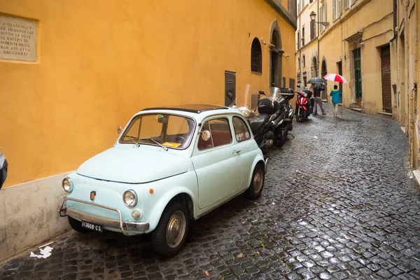 로마에 피아트 자동차 — 스톡 사진