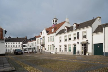 köy meydanında Beyaz evleriyle