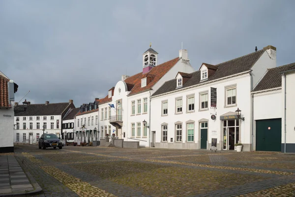 köy meydanında Beyaz evleriyle