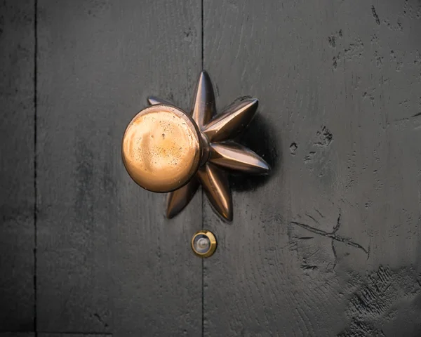 kapı dürbünü ile kapı kolu