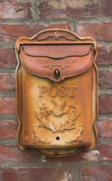 Roestige postvak op muur — Stockfoto