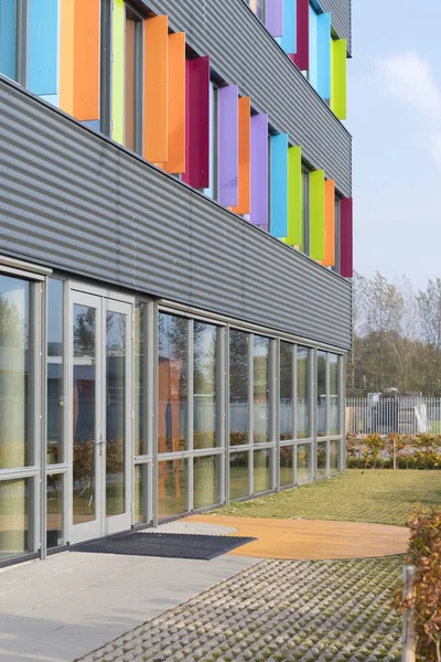Edifício de escritório colorido exterior — Fotografia de Stock