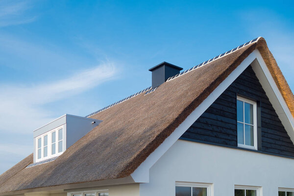 недавно построенная белая вилла
