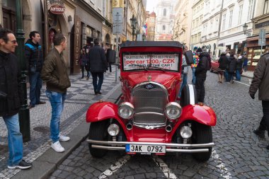 Kırmızı eski model araba