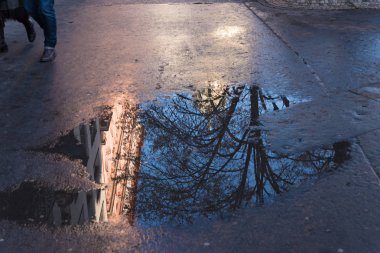 bir kaldırım su birikintisi