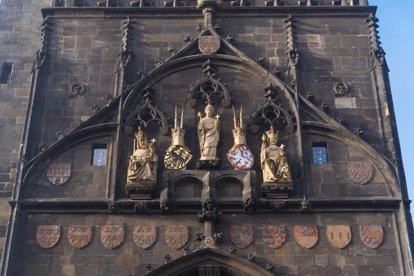 Oude toren van de brug van de stad in Praag — Stockfoto