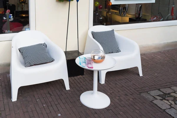 Retro beyaz koltuklar ve masa — Stok fotoğraf