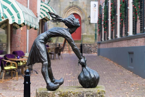 Estatua de bronce en ootmarsum, Países Bajos — Foto de Stock