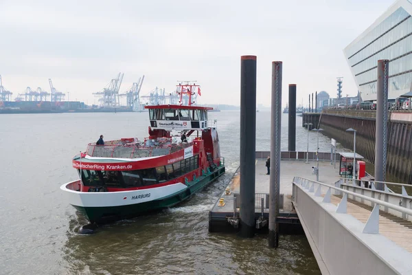 Openbaar vervoer boot in Hamburg, Duitsland — Stockfoto