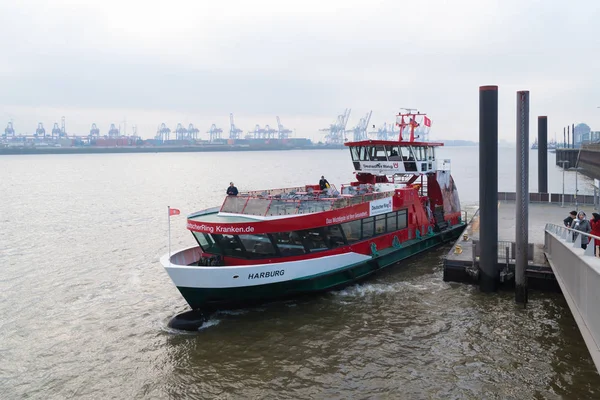 Openbaar vervoer boot in Hamburg, Duitsland — Stockfoto