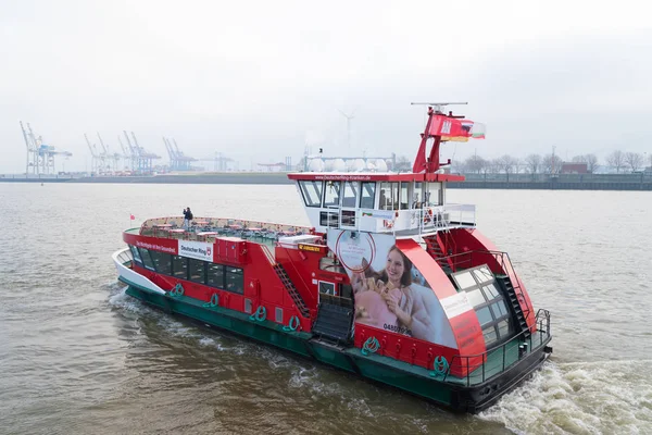 Kollektivtrafik båt i Hamburg, Tyskland — Stockfoto