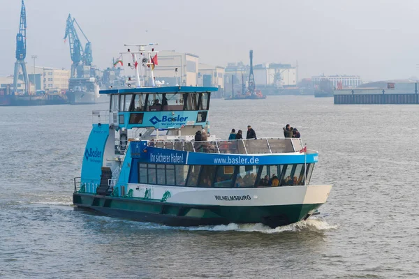Kollektivtrafik båt i Hamburg, Tyskland — Stockfoto