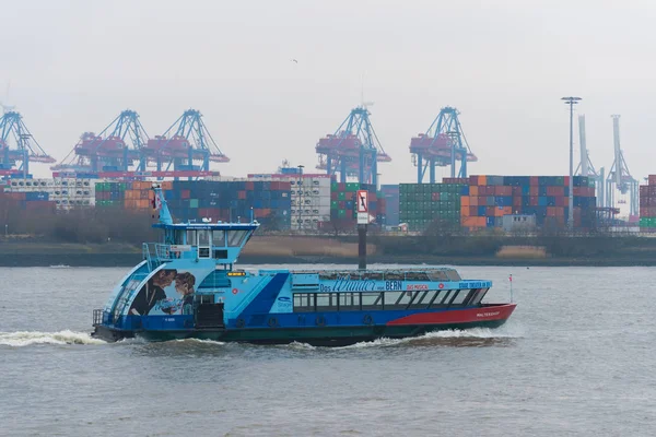 Offentlig transportbåt i Hamburg, Tyskland – stockfoto