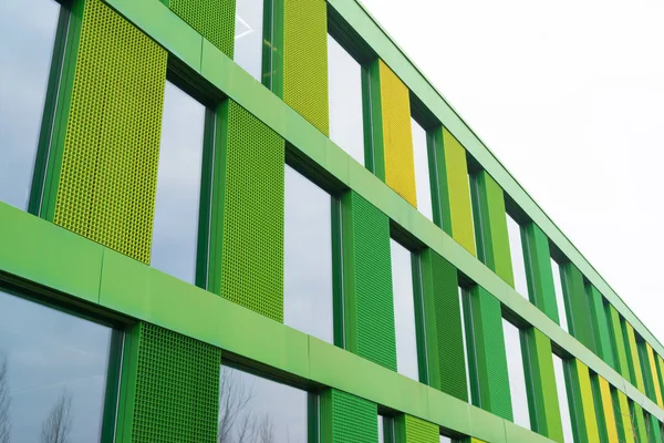 Edifício de escritório verde moderno — Fotografia de Stock