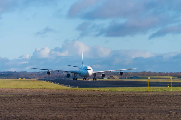Avião de passageiros em pista — Fotografia de Stock