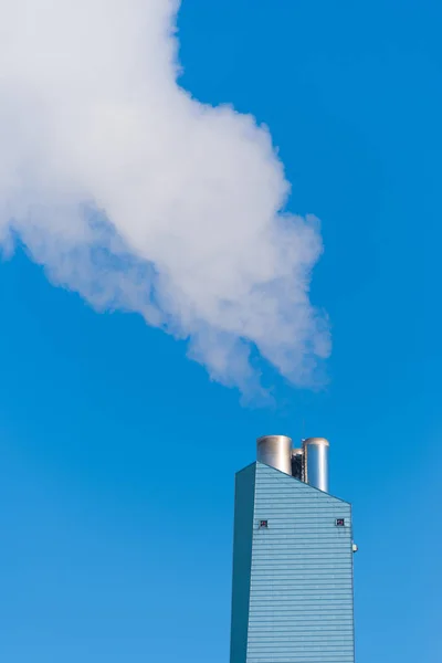 Rökning fabriken skorsten — Stockfoto