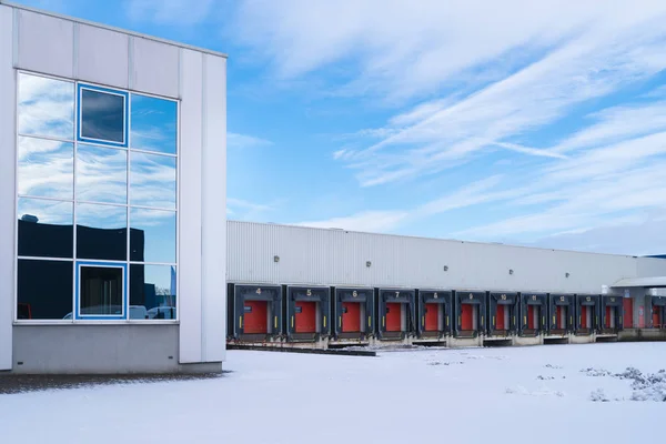 Armazém comercial em wnter — Fotografia de Stock