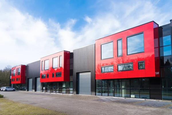 Edificio industrial con oficinas rojas — Foto de Stock