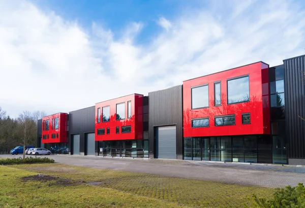 Edificio industrial con oficinas rojas — Foto de Stock