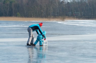 İnsanlar buzda kayıyor.