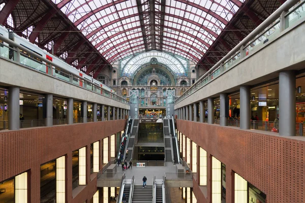 Wnętrze głównego dworca kolejowego w Antwerpii — Zdjęcie stockowe
