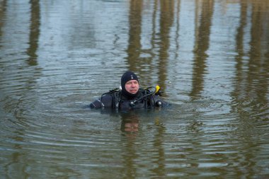 suda yüzen dalgıç