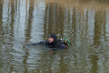 suda yüzen dalgıç