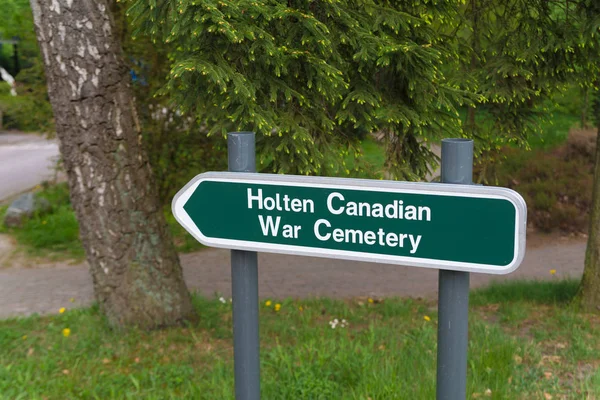 霍尔滕加拿大战争公墓路标 — 图库照片