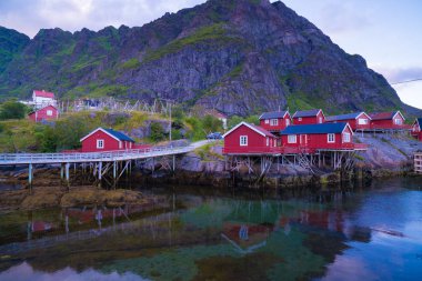 Tipik kırmızı Norveç evleri