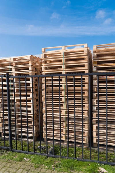 Pile Pallet Legno Dietro Una Recinzione — Foto Stock