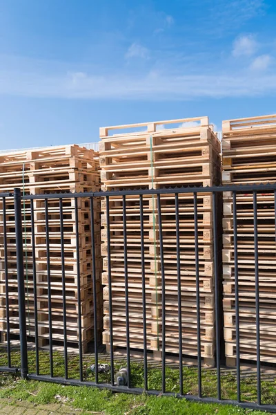 Pile Pallet Legno Dietro Una Recinzione — Foto Stock