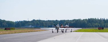 Enschede, Hollanda - 16 Ağustos 2018: Dublör ekibi The Dutch Thunder Yaks ekran ekibi kalkışa hazır. Dört tane Yak-52 ile uçuyorlar. Yakovlev Yak-52 eski Ussr ülkelerindeki çeşitli fabrikalar tarafından lisans altında inşa edildi..