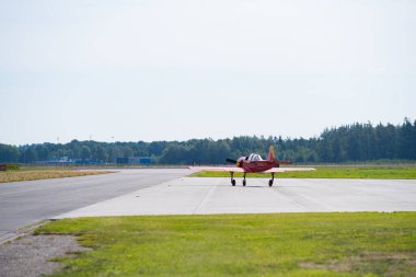 Enschede, Hollanda - 16 Ağustos 2018: Dublör ekibi The Dutch Thunder Yaks ekran ekibi kalkışa hazır. Dört tane Yak-52 ile uçuyorlar. Yakovlev Yak-52 eski Ussr ülkelerindeki çeşitli fabrikalar tarafından lisans altında inşa edildi..