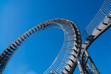 Duisburg, Almanya - 30 Eylül 2018: Tiger and Turtle, Angerpark 'ta bir sanat eseri ve bir dönüm noktası