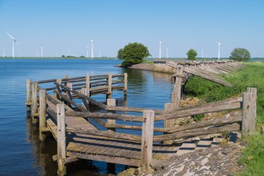 Zuiderzee 'deki ilk inşa edilmiş hendekler suya karşı yeterli koruma sağlamadığı için, hendekler 15. yüzyıldan kalma bir yığın inşaatı ile birkaç yerde güçlendirildi. Uzun sıra meşe ve / veya kozalaklı odun.