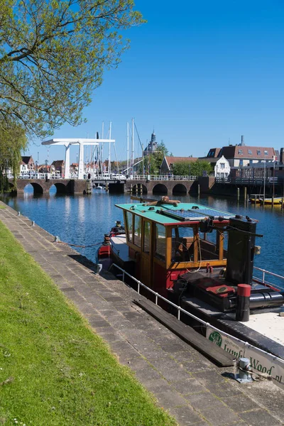 Vista Sobre Canal Com Uma Barcaça Aldeia Enkhuizen Enkhuizen Conhecida — Fotografia de Stock
