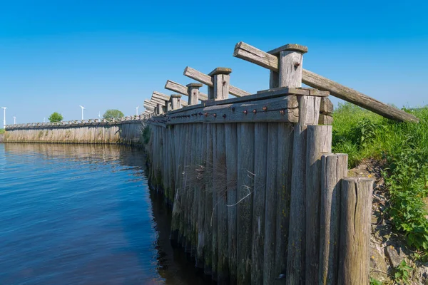 由于Zuiderzee建造的第一批堤坝没有提供足够的防水保护 从15世纪开始 这些堤坝在几个地方得到了加固 并进行了堆砌 长排橡木和 针叶树木柱W — 图库照片
