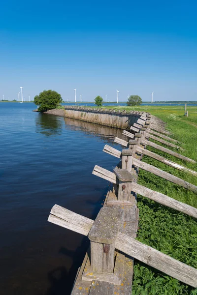 由于Zuiderzee建造的第一批堤坝没有提供足够的防水保护 从15世纪开始 这些堤坝在几个地方得到了加固 并进行了堆砌 长排橡木和 针叶树木柱W — 图库照片