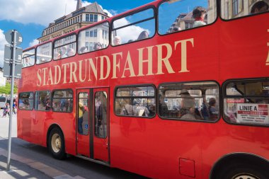HAMBURG, GERMANY - 12 Mayıs 2018: Liman şenlikleri sırasında kırmızı gezi otobüsü (Stadtrundfahrt Almanca).