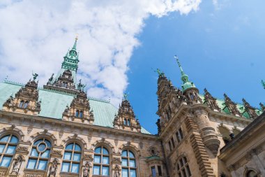 Hamburg belediyesi, Almanya 'nın Hamburg eyaletinde yer alan bir şehirdir. Hamburg hükümetinin merkezi konumundadır ve Almanya 'nın 16 parlamentosundan birinin merkezidir..