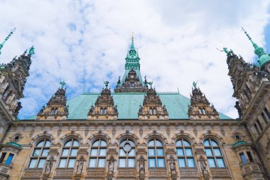 Hamburg belediyesi, Almanya 'nın Hamburg eyaletinde yer alan bir şehirdir. Hamburg hükümetinin merkezi konumundadır ve Almanya 'nın 16 parlamentosundan birinin merkezidir..