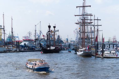 HAMBURG, GERMANY - 12 Mayıs 2018: her yıl, bir milyondan fazla insan Hamburg 'daki Hafengeburtstag' ı kutlamak için Elbe kıyılarına çıkar. 'Liman doğum günü', şehrin limanının yıldönümü.